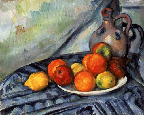 테이블 위의 과일과 물병