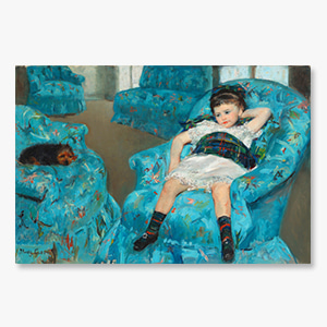 파란 안락의자에 앉아있는 어린소녀